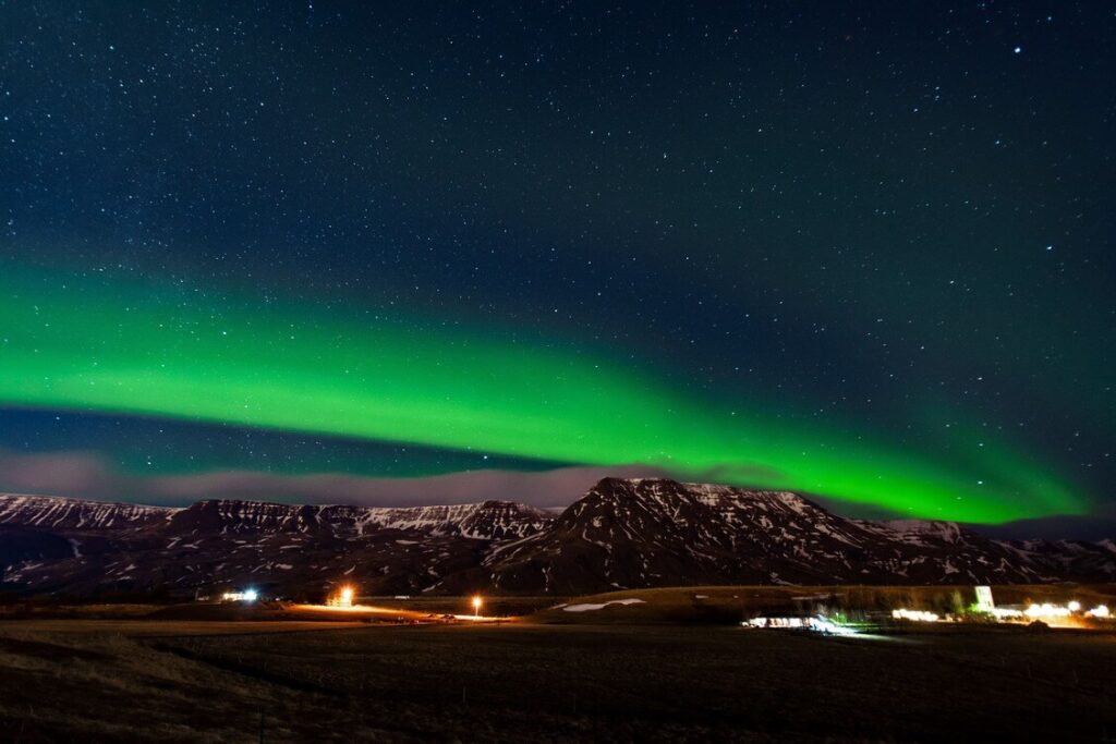 nothern-lights-from-reykjavik-view-of-green-northern-lights